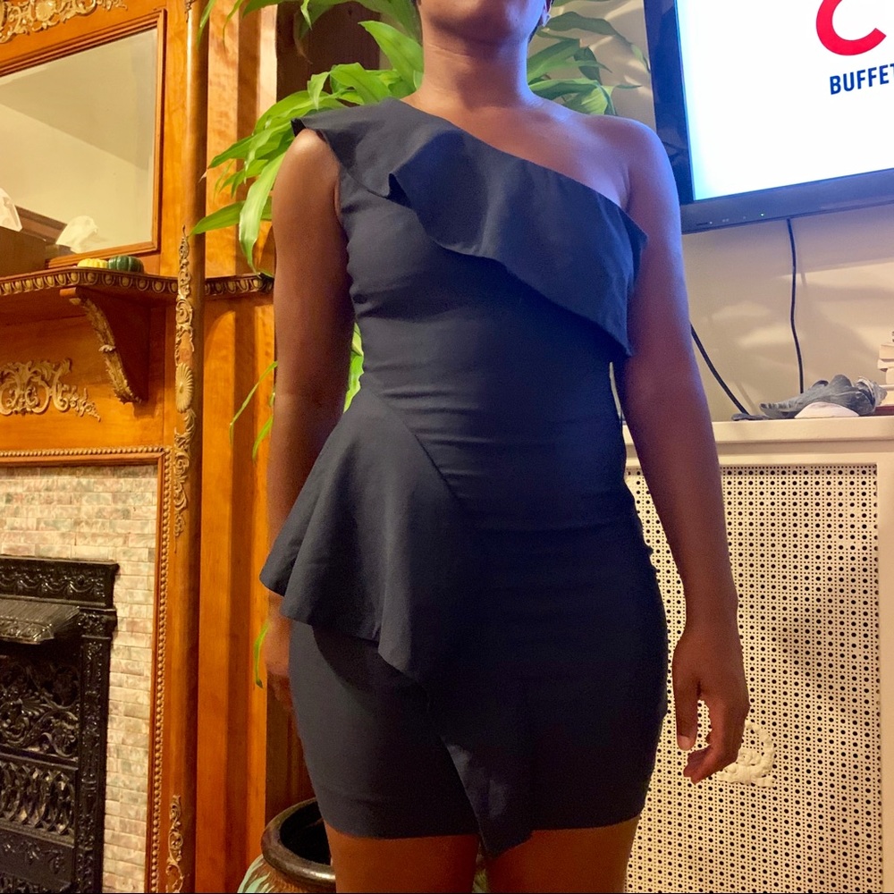 SOLD🚫🚫🚫🚫Navy Blue Ruffle One Sleeve Dress